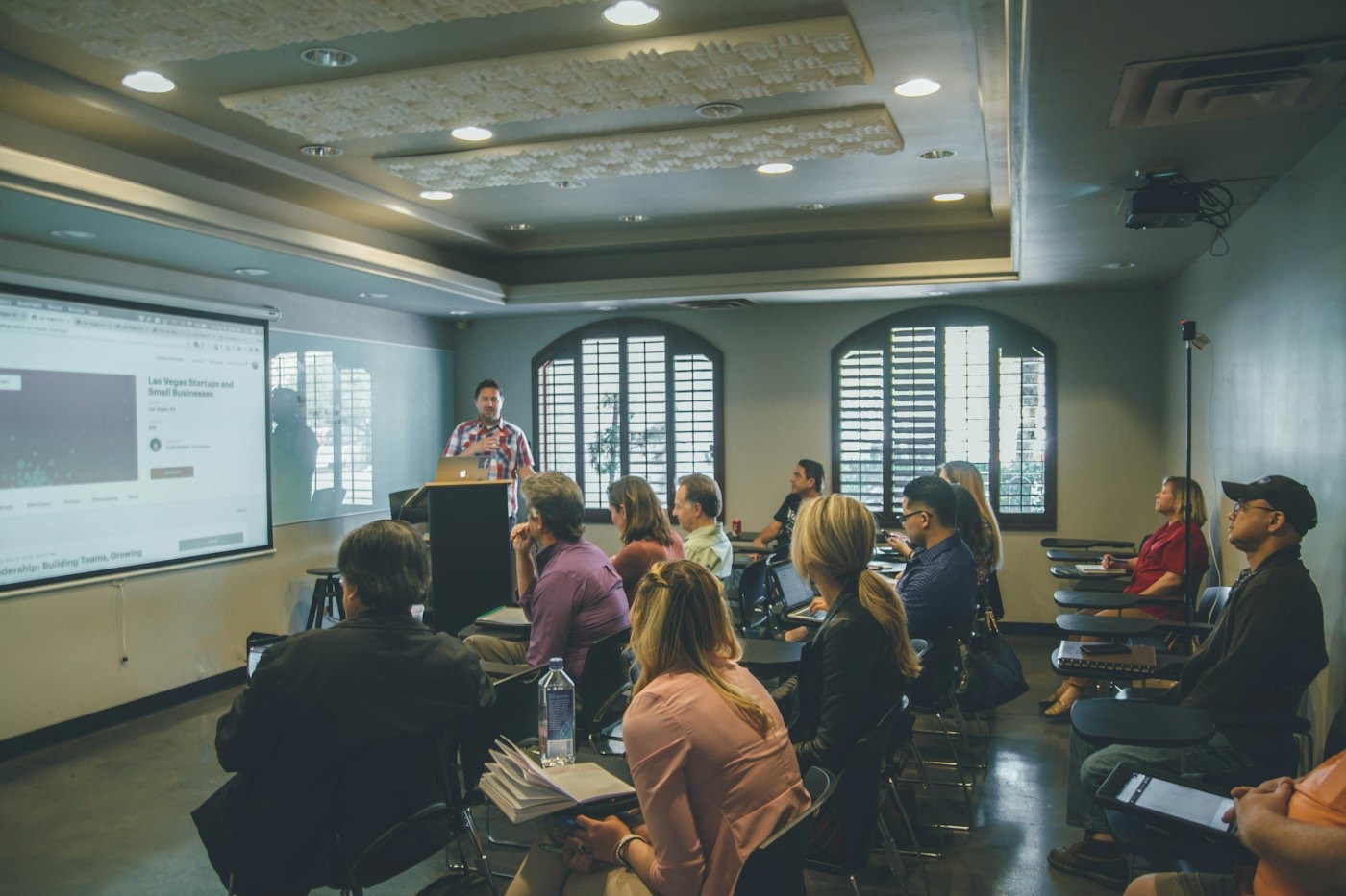 Salle de formation avec un groupe de participants